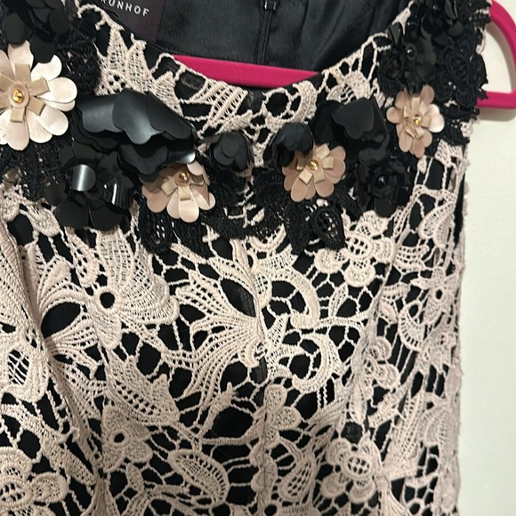 Stunning pink and black lace dress - Picture 2 of 2
